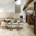 Cucina moderna con isola e  pavimento in legno
